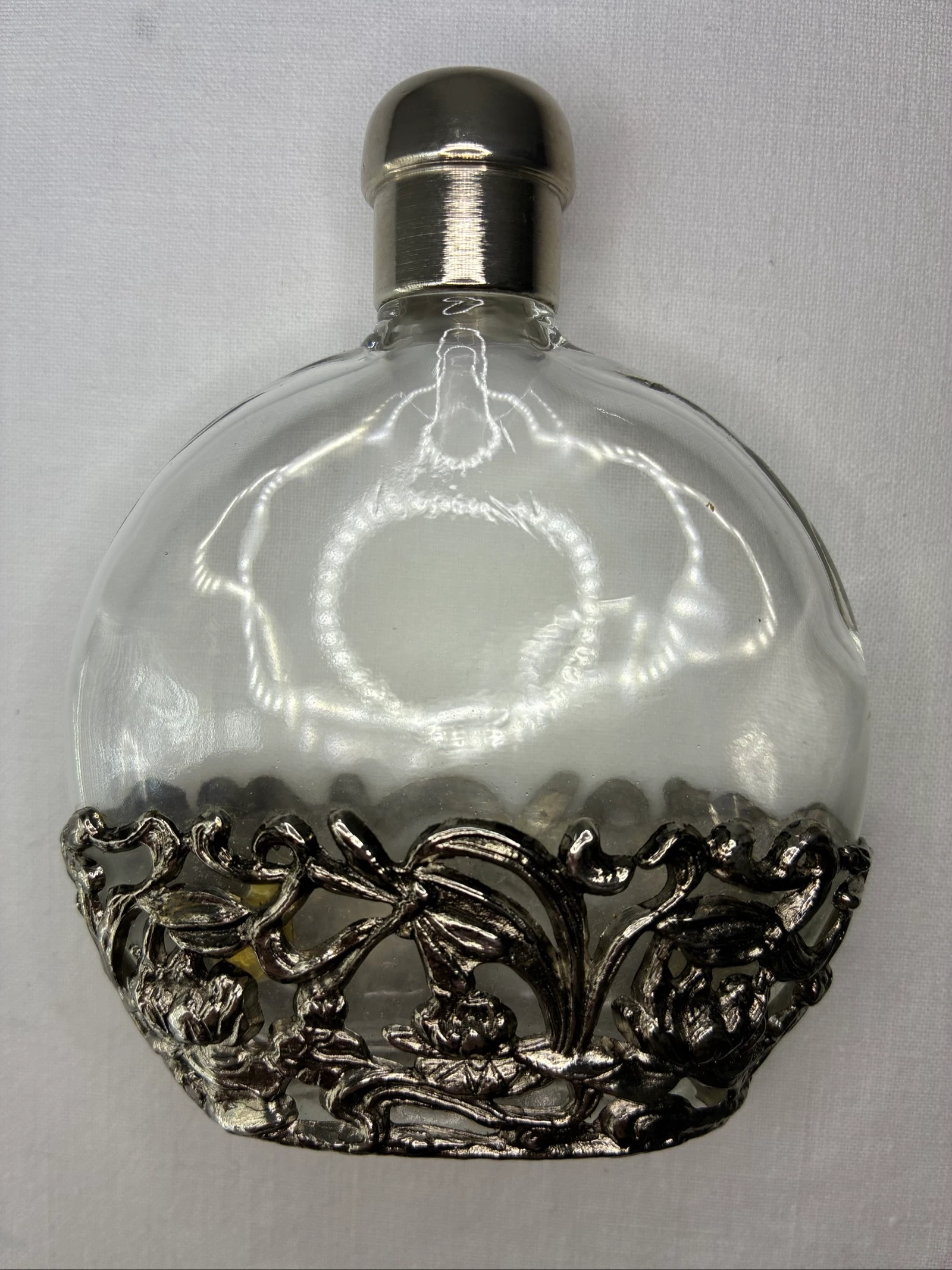 Sierlijk vintage parfumflesje met bloemendetails – photo 7